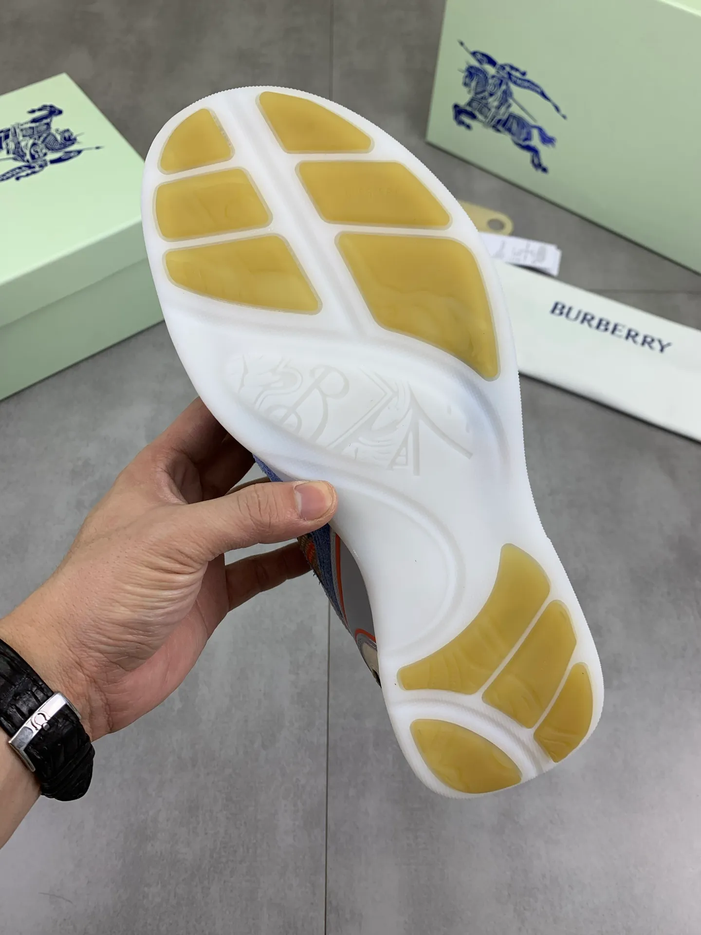 Factory price P720 [BURBERRY] Burberry - High-end quality original order - Upper: imported 🔝 original material - Inner lining: cowhide lining, feet; water-dyed cowhide - Outsole: ultra-light TPR rubber; two-color molded outsole - Ultra-high quality control·Fine workmanship: highlighted (high-end·nobility·grade) -Size: 36-46 for men and women Color: 4️⃣colors available